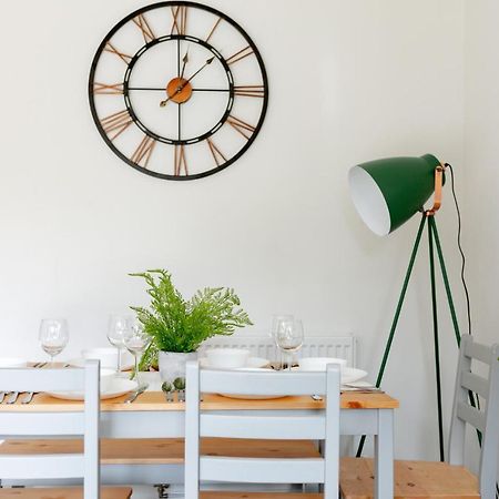 Albatross House - Comfy Home With Parking Slough Luaran gambar