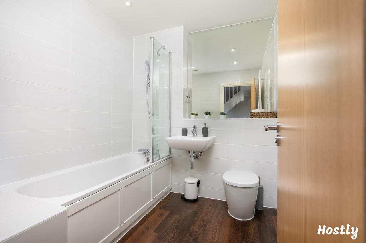 Albatross House - Comfy Home With Parking Slough Luaran gambar