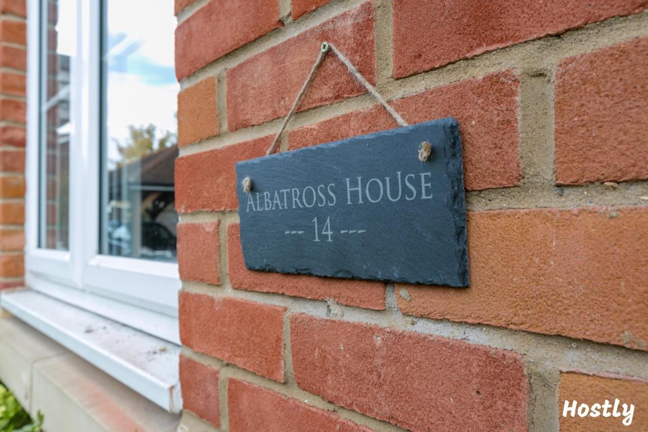 Albatross House - Comfy Home With Parking Slough Luaran gambar