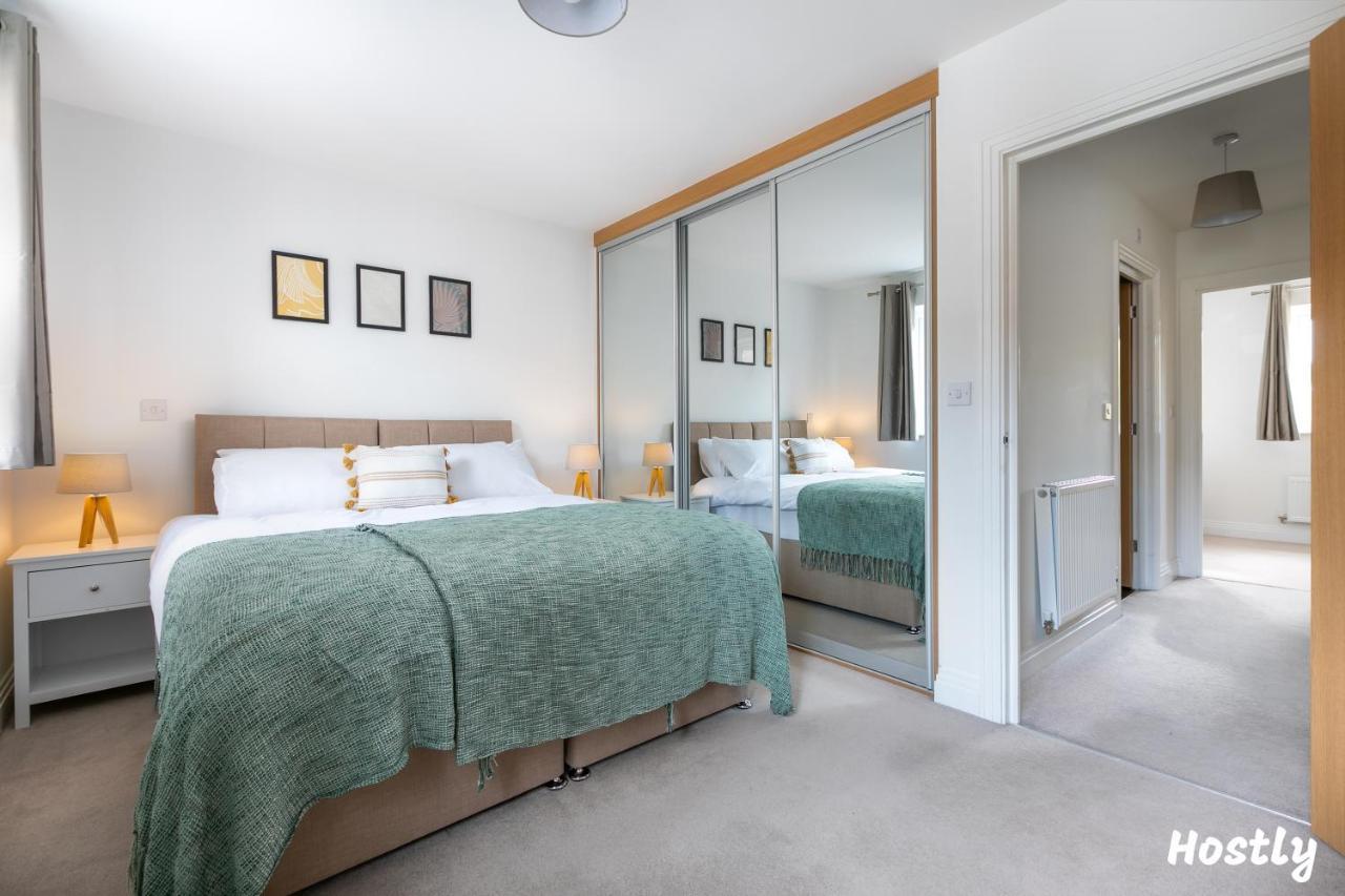 Albatross House - Comfy Home With Parking Slough Luaran gambar