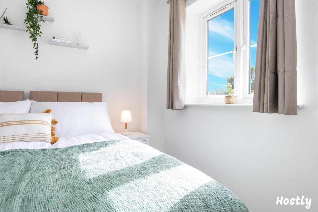 Albatross House - Comfy Home With Parking Slough Luaran gambar