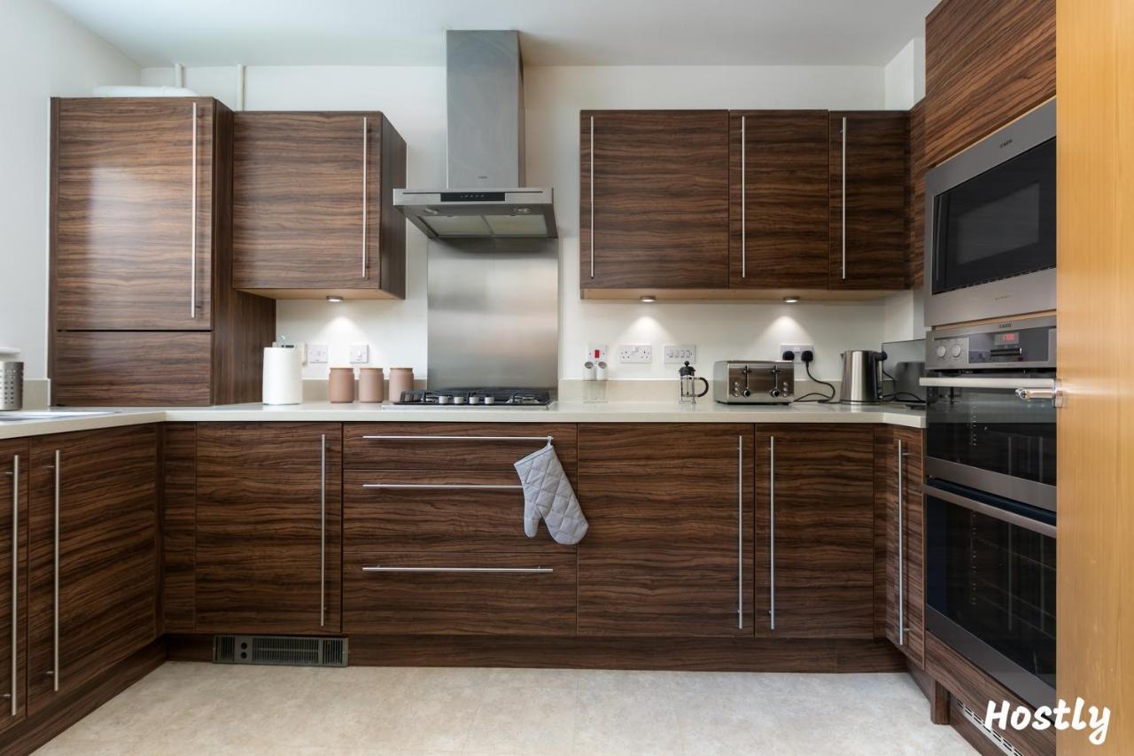 Albatross House - Comfy Home With Parking Slough Luaran gambar