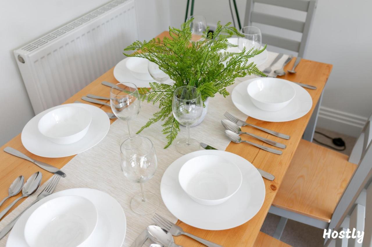 Albatross House - Comfy Home With Parking Slough Luaran gambar