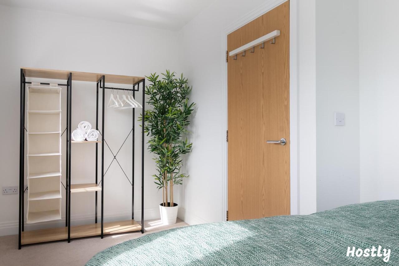 Albatross House - Comfy Home With Parking Slough Luaran gambar