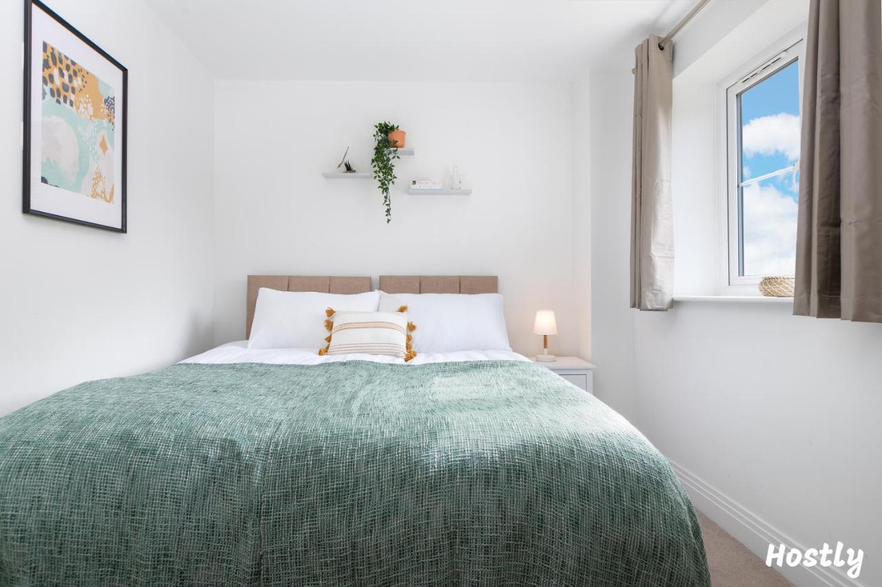 Albatross House - Comfy Home With Parking Slough Luaran gambar
